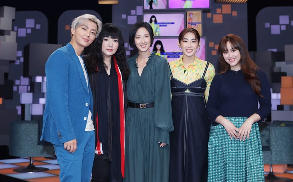 炎亜綸、唐綺陽、呉姍儒、桂綸鎂、林思宇の集合写真