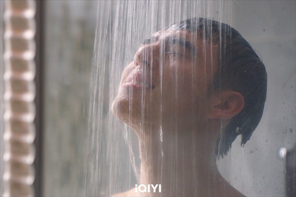 シャワーを浴びるエドワード・チェン