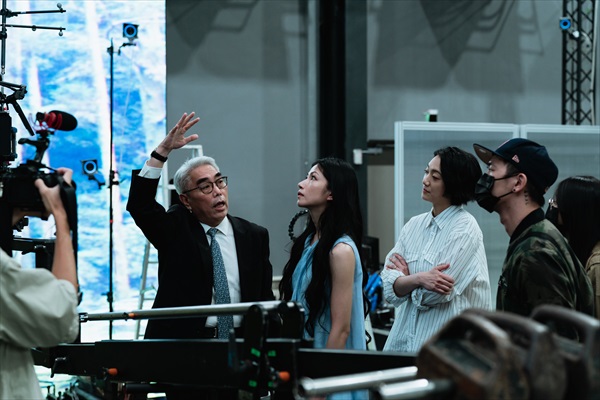 世新大学のスタジオを見学するキャスト