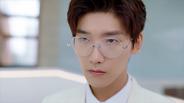 眼鏡姿のシン・ジャオリン