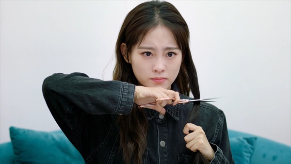 自らの髪を切るジュー・シューダン