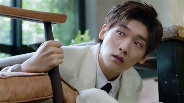 椅子にかくれるシン・ジャオリン