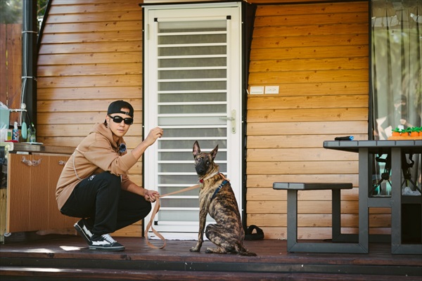 ショウ・ルオと犬