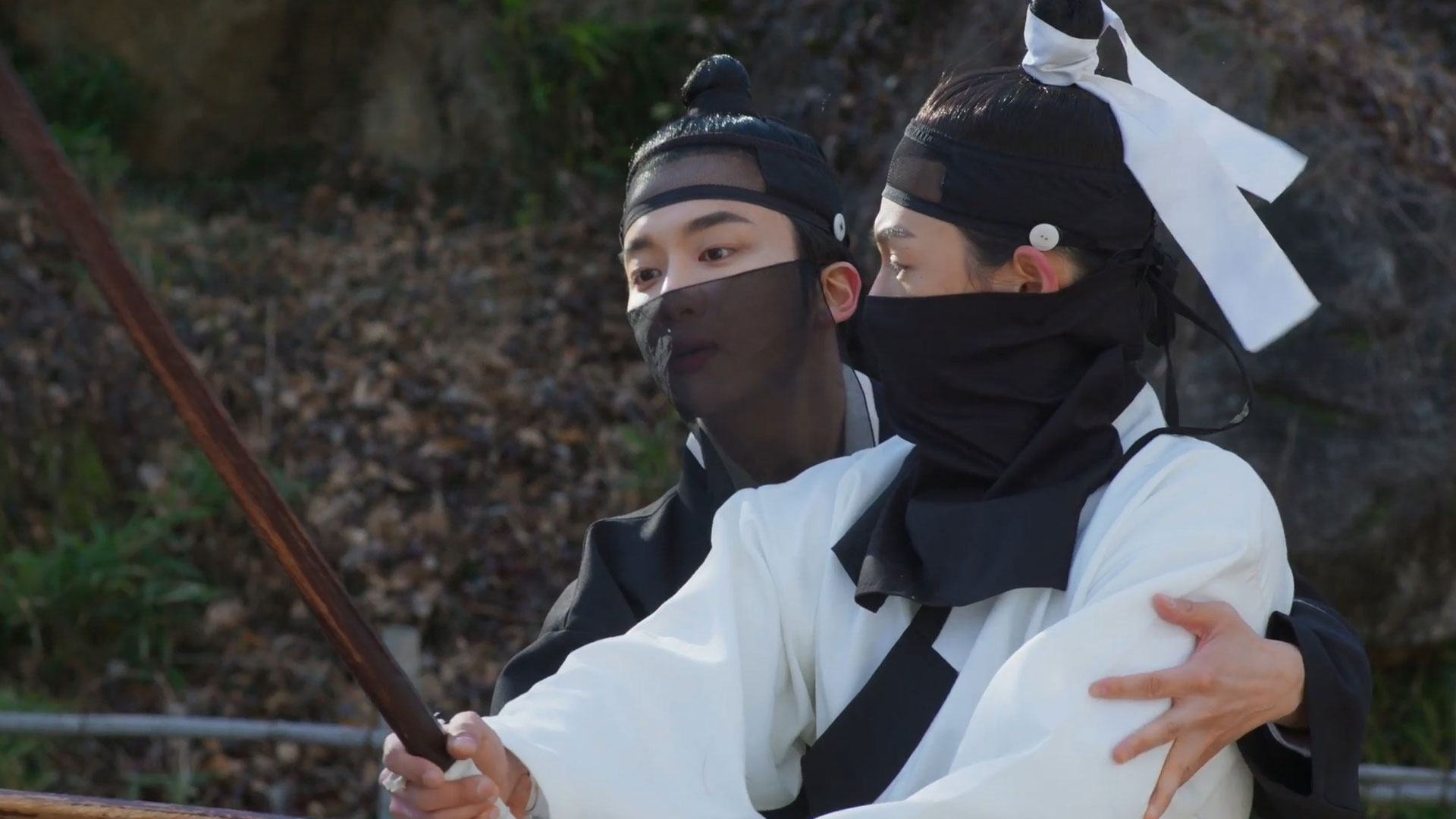 剣術を教えるユ・ヨンジェ