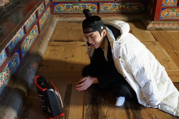 ヒーターで温まるユ・ヨンジェ