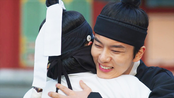 抱きつくユ・ヨンジェ