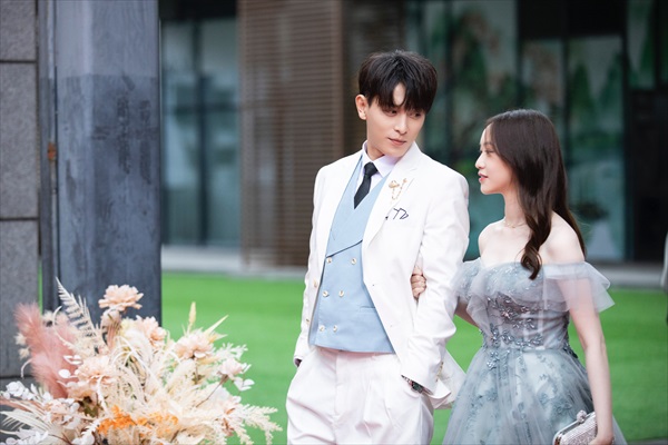 女性と歩くルイフォン