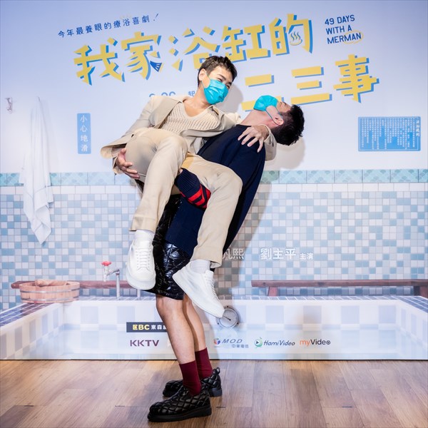 「オレん家のフロ事情」記者会見でのお姫様抱っこ１