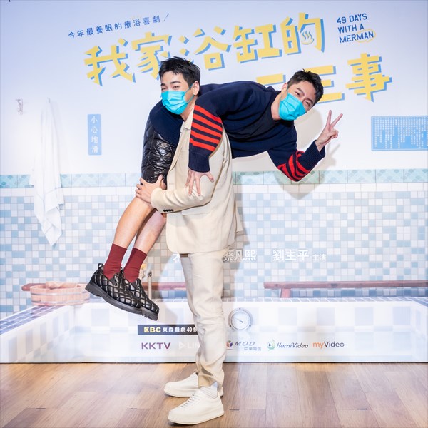 「オレん家のフロ事情」記者会見でのお姫様抱っこ２