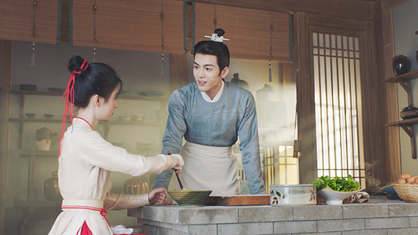 「宮廷衛士の花嫁」料理を作る李謙