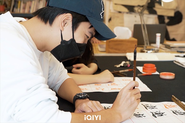 書道を練習するツェン・ジンホア