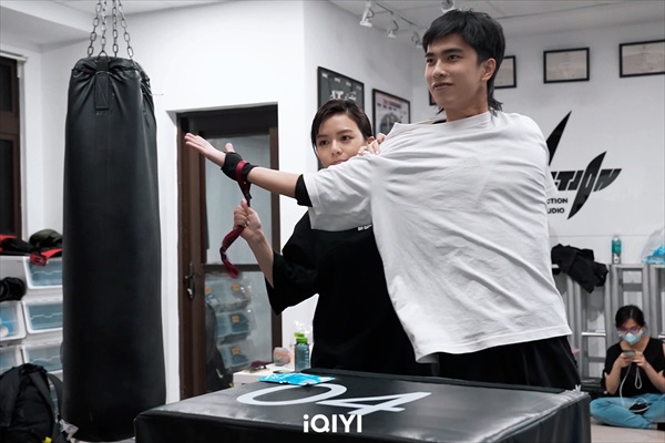 アクションの訓練をするツェン・ジンホア