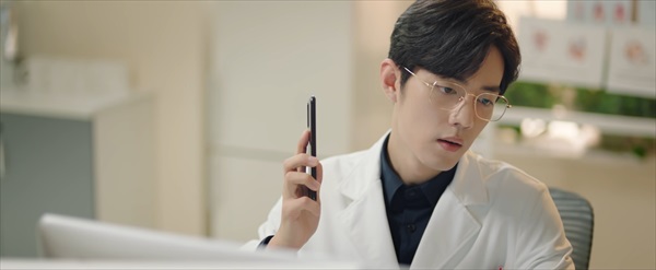 白衣姿のシャオ・ジャン