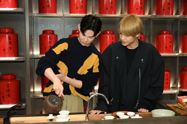 台湾茶をいれる夏和熙