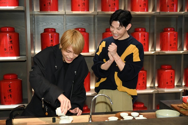 台湾茶をいれる中間淳太