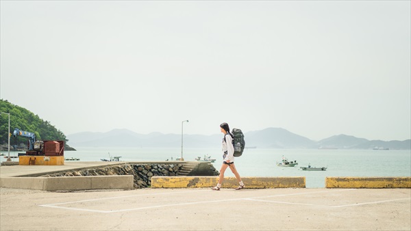 海沿いを歩くキム・ソリョン