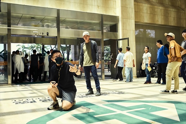 演出をするリン・ジュンヤン監督１