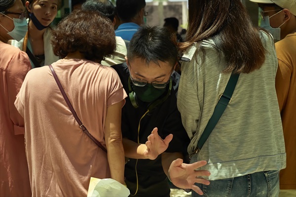 演出をするリン・ジュンヤン監督２