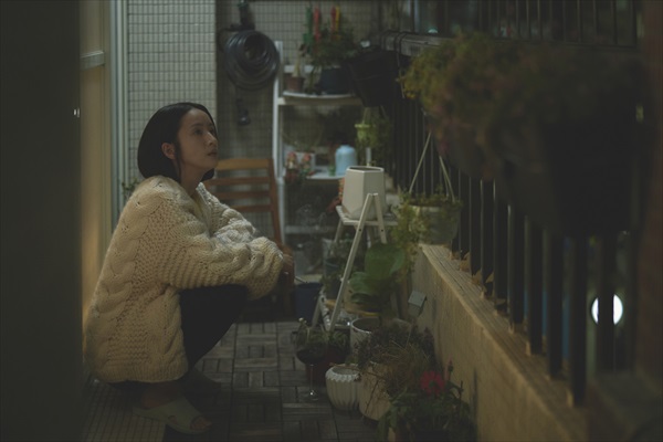 ベランダで喫煙するアリエル・リン１