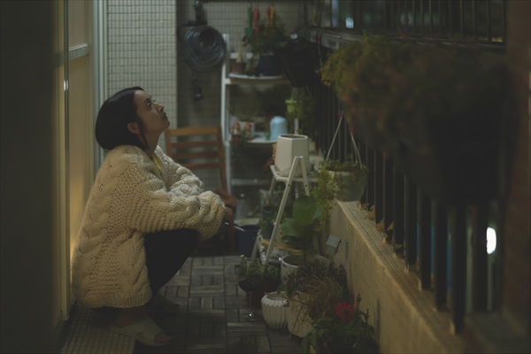 ベランダで喫煙するアリエル・リン２