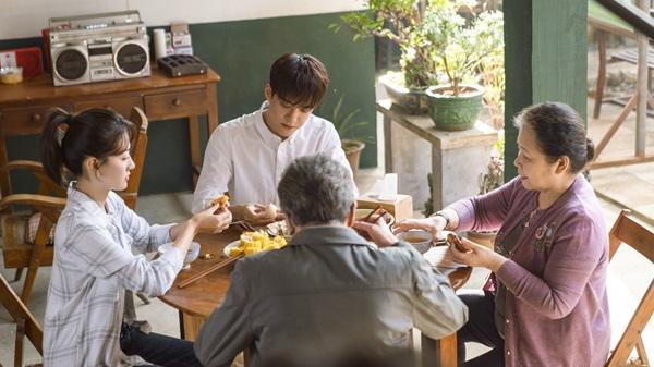 「そして救いの星が輝いた」場面写真２