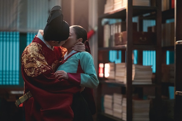 「赤い袖先」場面写真3