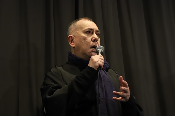 話すアンソニー・ウォン１