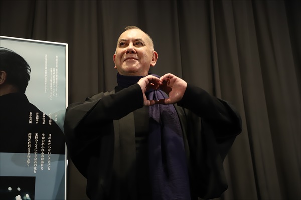 手でハートを作るアンソニー・ウォン