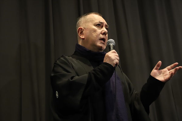 話すアンソニー・ウォン２