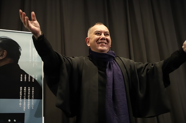 笑顔で両手を広げるアンソニー・ウォン