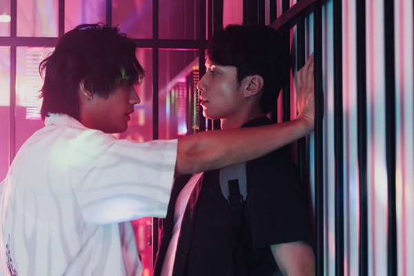 壁ドンするフェンディ・ファン