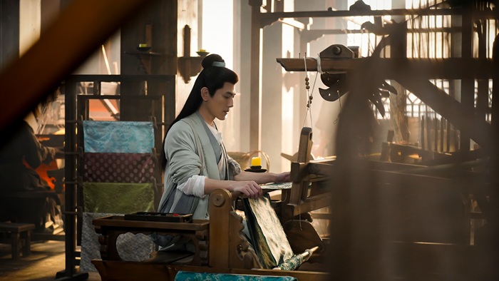 織機で作業する李耀庭