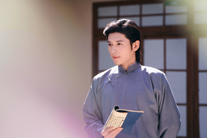 中華服姿のワン・ズーハオ