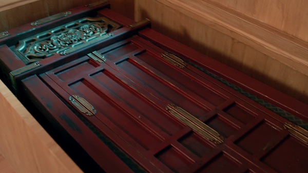 見た目はまるで棺の寝台