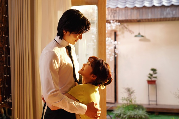 抱き合う金夏と南華