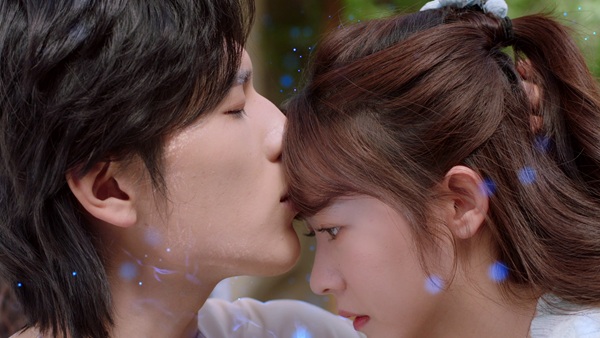 おでこにキスする南華