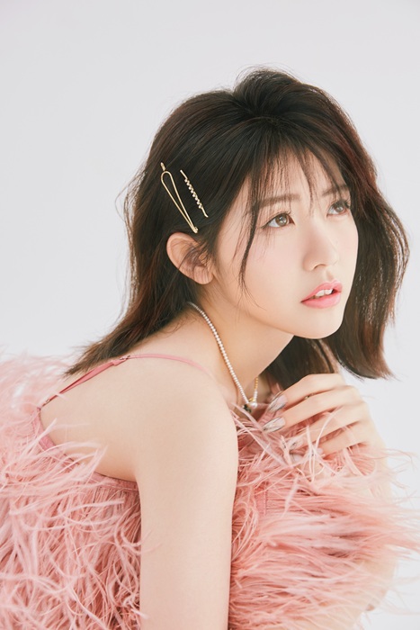 ピンクのドレスを着たライ・メイユン