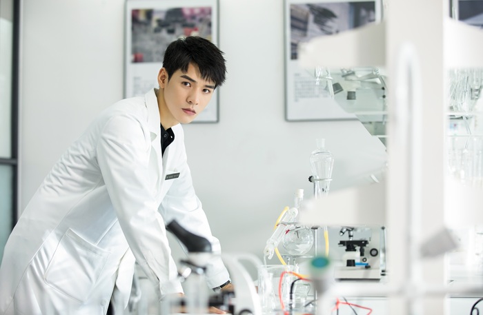 白衣姿のゴン・ジュン