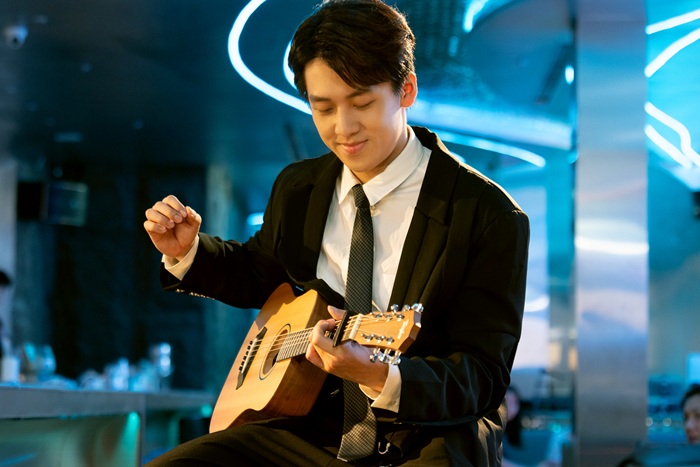 ギターを弾くコーディー・コー